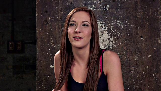 худая брюнетка в кляпе узнаёт, что плётка - не игрушка