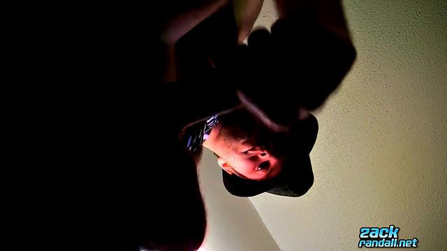 Билли Клаб яростно дрочит и пытается кончить себе на лицо горячей спермой