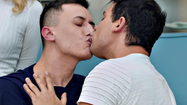 Bisex medium boobs babe gets sucked and fucked in 3way