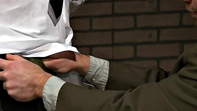Майк Таннер заливает Томми Делюку густую сперму и заставляет глотать каждую каплю