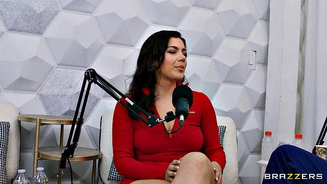 Валентина Наппи заводит друзей - сначала разговор, потом трах втроем