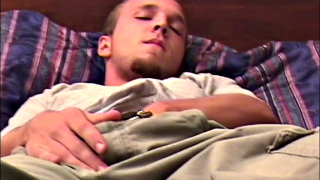 Порношник любитель: Phoenix Kingsburg дрочит и ловит сперму на камеру, с сарказмом и самоиронией для геев.