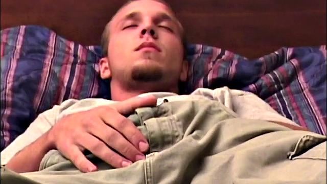 Порношник любитель: Phoenix Kingsburg дрочит и ловит сперму на камеру, с сарказмом и самоиронией для геев.