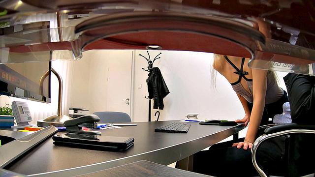 блондинка с маленькой грудью заводит на кастинге ради кредита