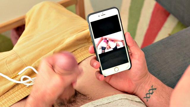 зрелая силва застала пасынка за дрочкой и сразу соблазнила