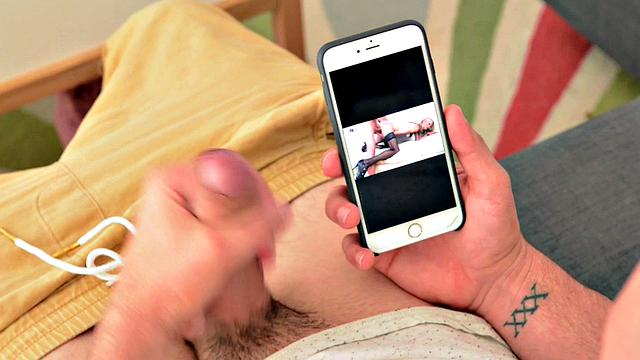 зрелая силва застала пасынка за дрочкой и сразу соблазнила