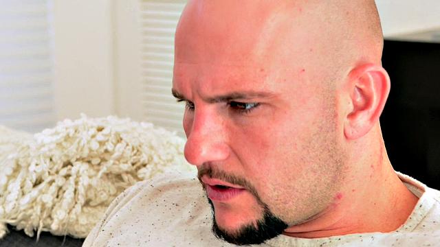 зрелая силва застала пасынка за дрочкой и сразу соблазнила