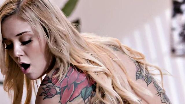 Facesitting babe seduces petite lesbian