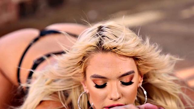 страстная красотка яростно вылизывает подругу и устраивает жаркое триббинг-шоу