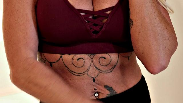 Зрелая Kristi трахается с личным тренером и получает на лицо