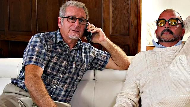 Волосатая молодая трахается миссионером с большим белым членом