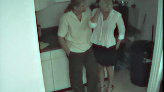 Босс застал развратную сотрудницу за жарким трахаем на кухне офиса