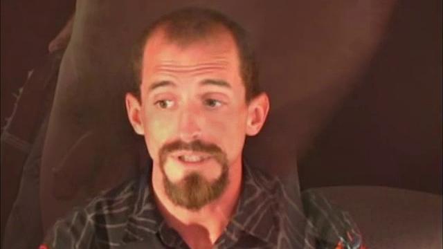 Ponce Joe дрочит зрелому парню и ловит сперму на руку, первая встреча с геем.