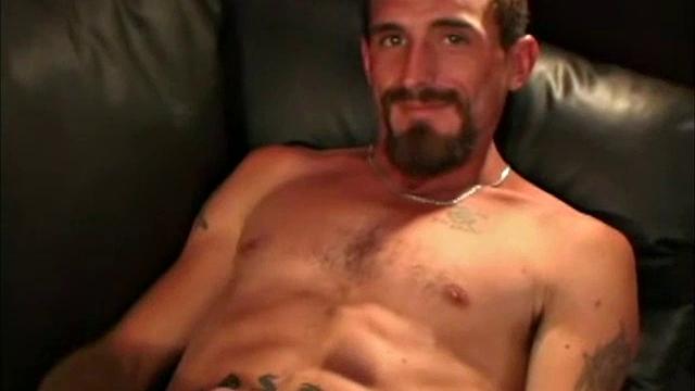 Ponce Joe дрочит зрелому парню и ловит сперму на руку, первая встреча с геем.