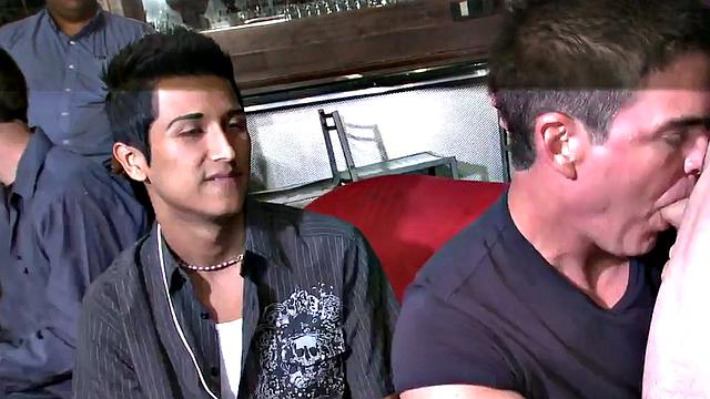 разнузданная гей-вечеринка с ненасытными стриптизёрами