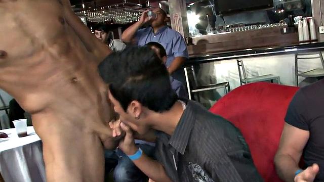 разнузданная гей-вечеринка с ненасытными стриптизёрами