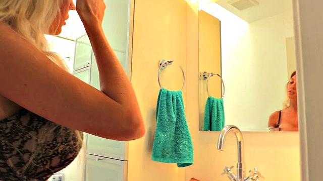 Соблазнительная блондинка milf мастурбирует в ванне с игрушками