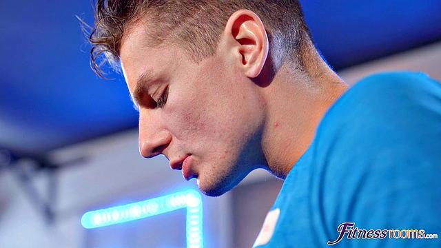 Big gym threesome with babes