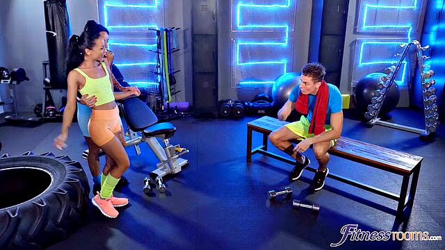 Big gym threesome with babes