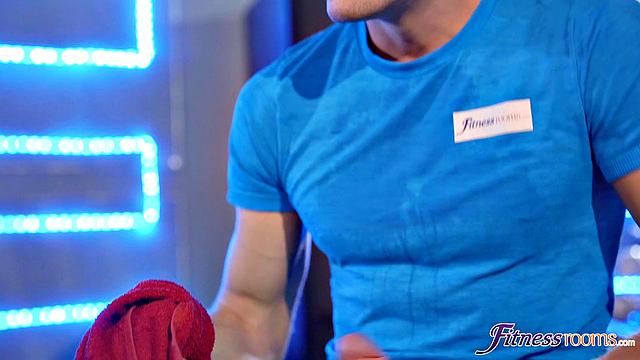 Big gym threesome with babes