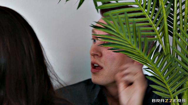 Луна Стар изменяет мужу с Алексом Маком в домашнем офисе, пока тот рядом.