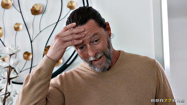 Луна Стар изменяет мужу с Алексом Маком в домашнем офисе, пока тот рядом.