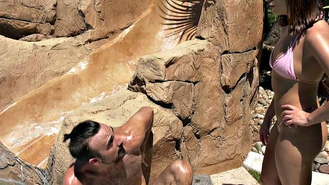 красотка в бикини скачет на парне, а третий делает вид что прохлаждается