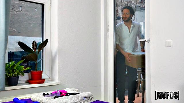 Тoussik с KittiFuck устраивают страстную траху с глубоким минетом и жаркой классикой.