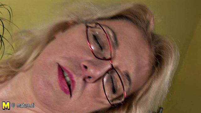 домашняя милфа джейн разносит себя в одиночку