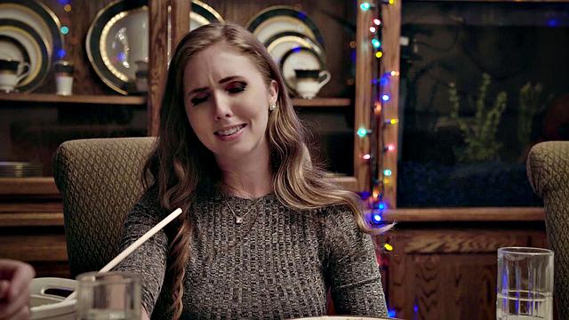 блондинка спускается в подвал к санте для анала в рождественскую ночь