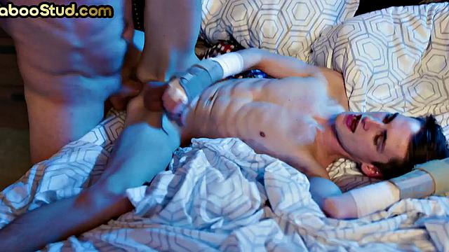 худой застенчивый мальчик страстно трахается с отчимом