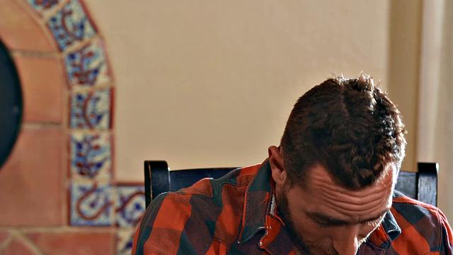 мускулистый ковбой дрочит азиатский стояк на природе