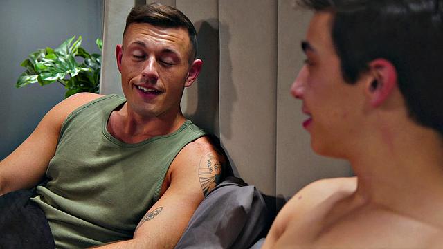 два парня играют в правду или действие и жестко трахаются