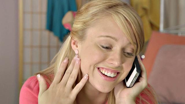 Люси Тайлер раздвигает сочную киску для большого члена и ловит мощный залив