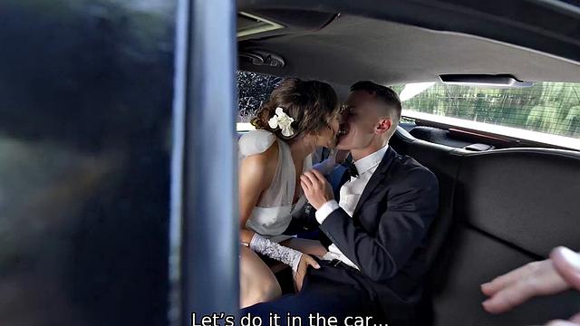 чешская невеста с упругой попкой трахается страстно и сосёт в машине