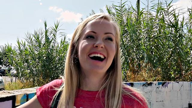 Сицилия катается на Тристане за деньги в позе наездницы