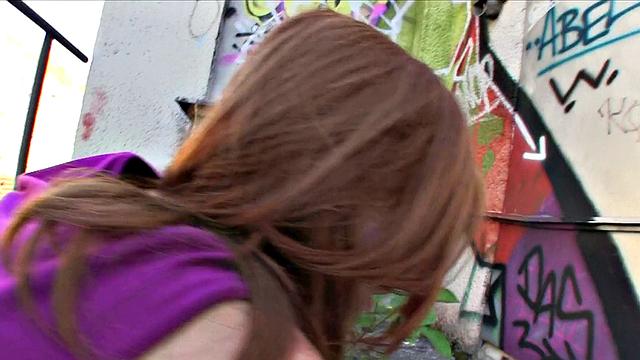 рыжая Линда думает, что отсос спасёт, а в итоге уходит с натянутой жопой