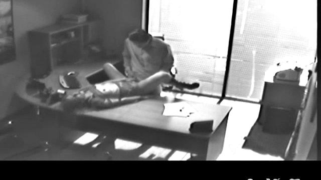 Пузатый начальник жарит шалаву-секретаршу прямо на столе