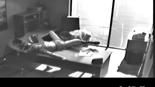 Пузатый начальник жарит шалаву-секретаршу прямо на столе