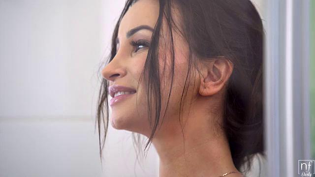 шальная брюнетка жарко скачет в душевой и облизывает киску