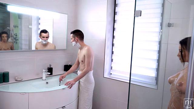 Shower Seduction - S10:E9