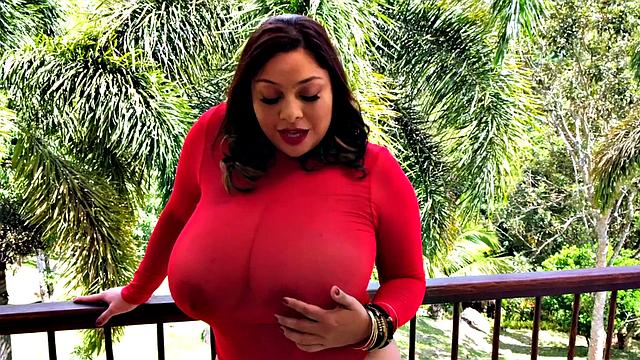 Short 'n' stacked Latina Sofia Damon shows her huge naturals