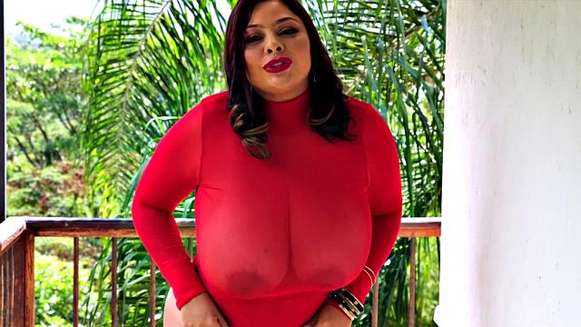 Short 'n' stacked Latina Sofia Damon shows her huge naturals