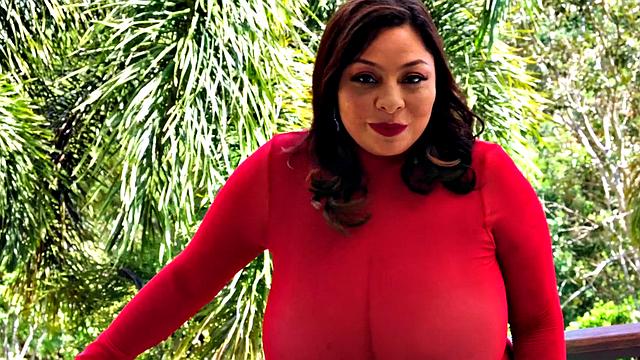 Short 'n' stacked Latina Sofia Damon shows her huge naturals