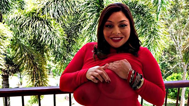 Short 'n' stacked Latina Sofia Damon shows her huge naturals