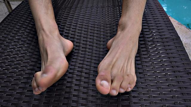 Джеймс Энджел дрочит у бассейна и делает вид, что это тренировка