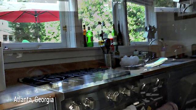 блондинистая милфа с гладкой писькой скачет и ловит горячий фейсит