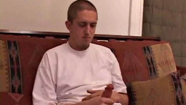 парень гнется и сосёт себе, потом кончает