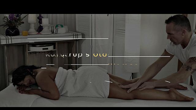 жена в возрасте Meredith дико дрочит свою лохматую киску