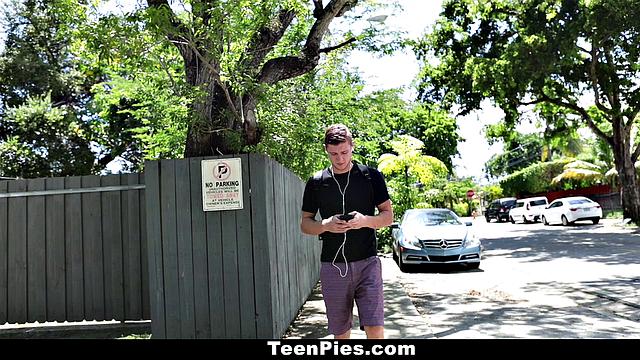 блондинка на вечеринке устраивает настоящий предвыборный траходром